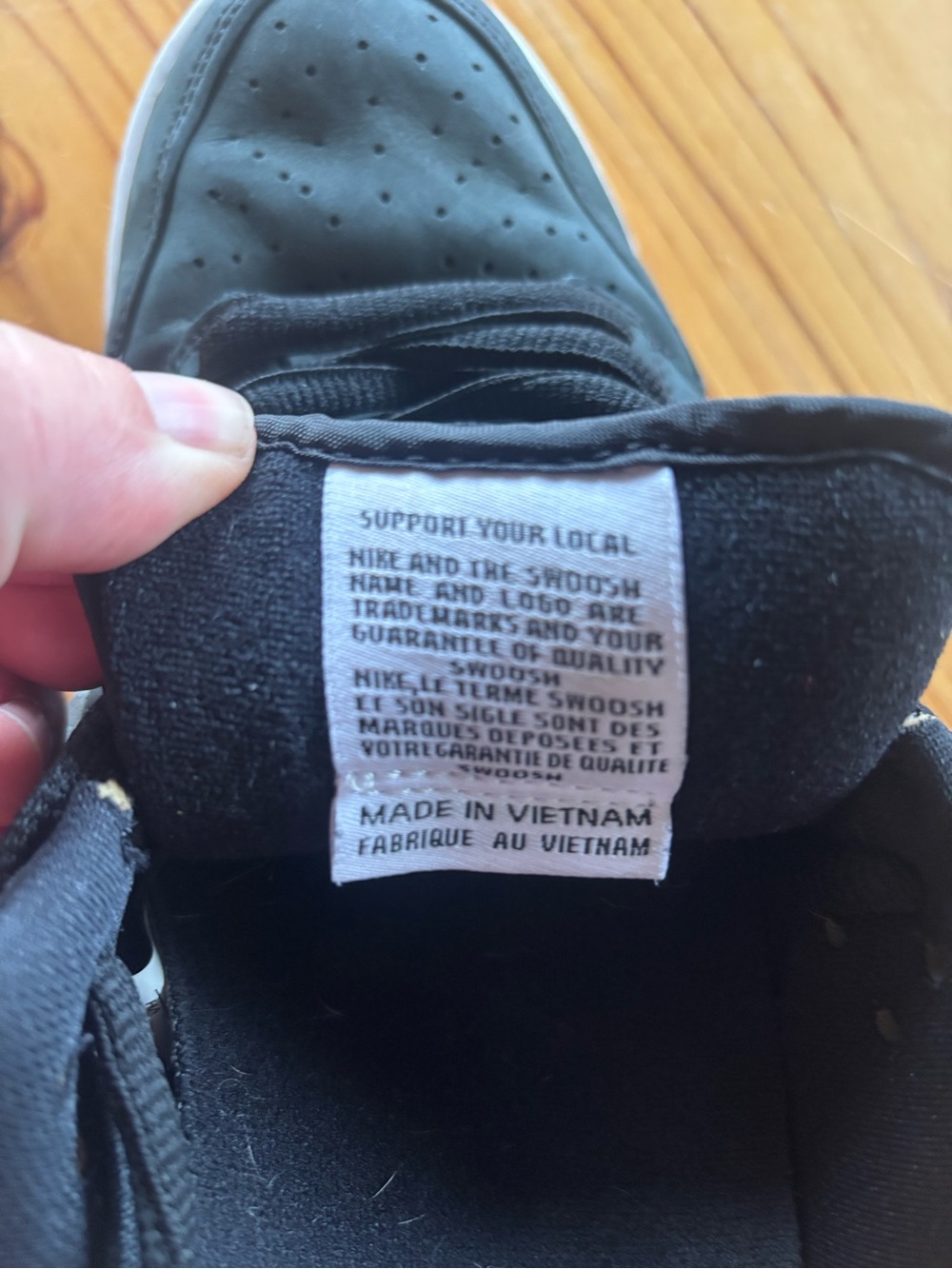 Nike Black Low-Top Skate Shoes with White Midsole - Picture 5 of 6